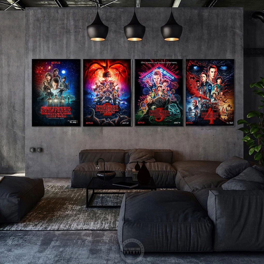 Conjunto de quatro quadros decorativos da série Stranger Things, apresentando designs distintos. Inclui o logotipo icônico da série em vermelho, uma bicicleta solitária na floresta envolta em névoa, a silhueta de cinco personagens principais com fundos coloridos e um cenário sombrio com o monstro Demogorgon, todos com um estilo retro e cores vibrantes, perfeitos para fãs e colecionadores.