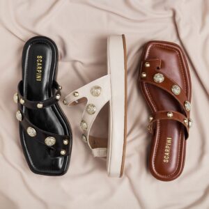 Sandália Feminina Flatform Apliques Metálicos