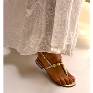 Sandália Dourada Salto Baixo Detalhe Moeda