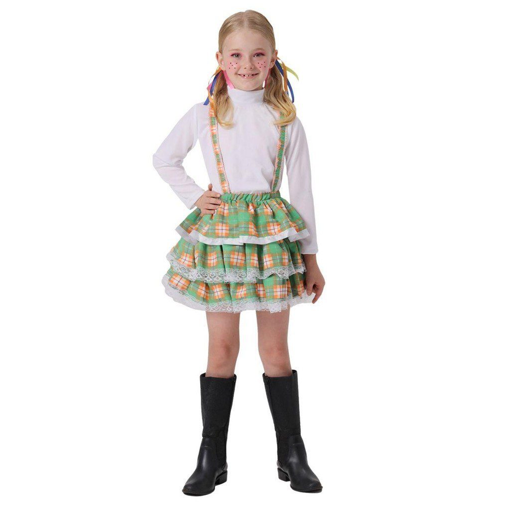Salopete Infantil Festa Junina Xadrez 1 Menina sorridente vestindo salopete infantil xadrez vermelha e branca para Festa Junina com detalhes de renda, laços e chapéu de palha, em um cenário de festa junina com bandeirinhas coloridas.