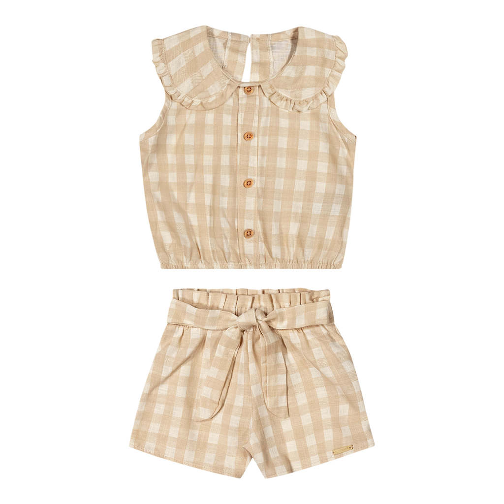 Criança sorridente vestindo o Conjunto Infantil Xadrez Bege Colorittá, composto por regata e short, em ambiente externo com luz natural, demonstrando conforto, leveza e estilo casual chic.