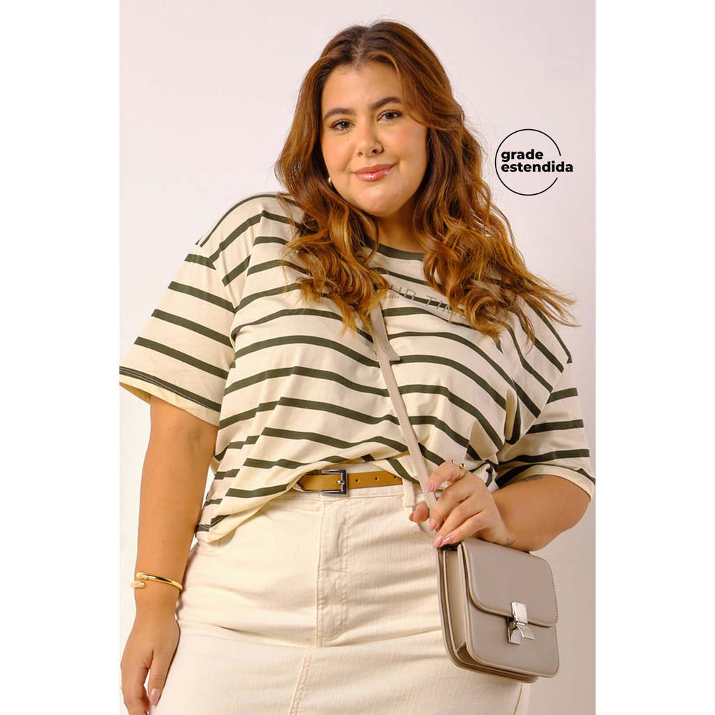 T-Shirt feminina de malha com listras horizontais em tons de verde e branco, apresentando decote redondo e mangas curtas. A peça de vestuário está disposta sobre uma superfície plana, com foco na textura do tecido e na padronagem clássica, ideal para o guarda-roupa de verão de 2026, destacando a leveza e o design atemporal.