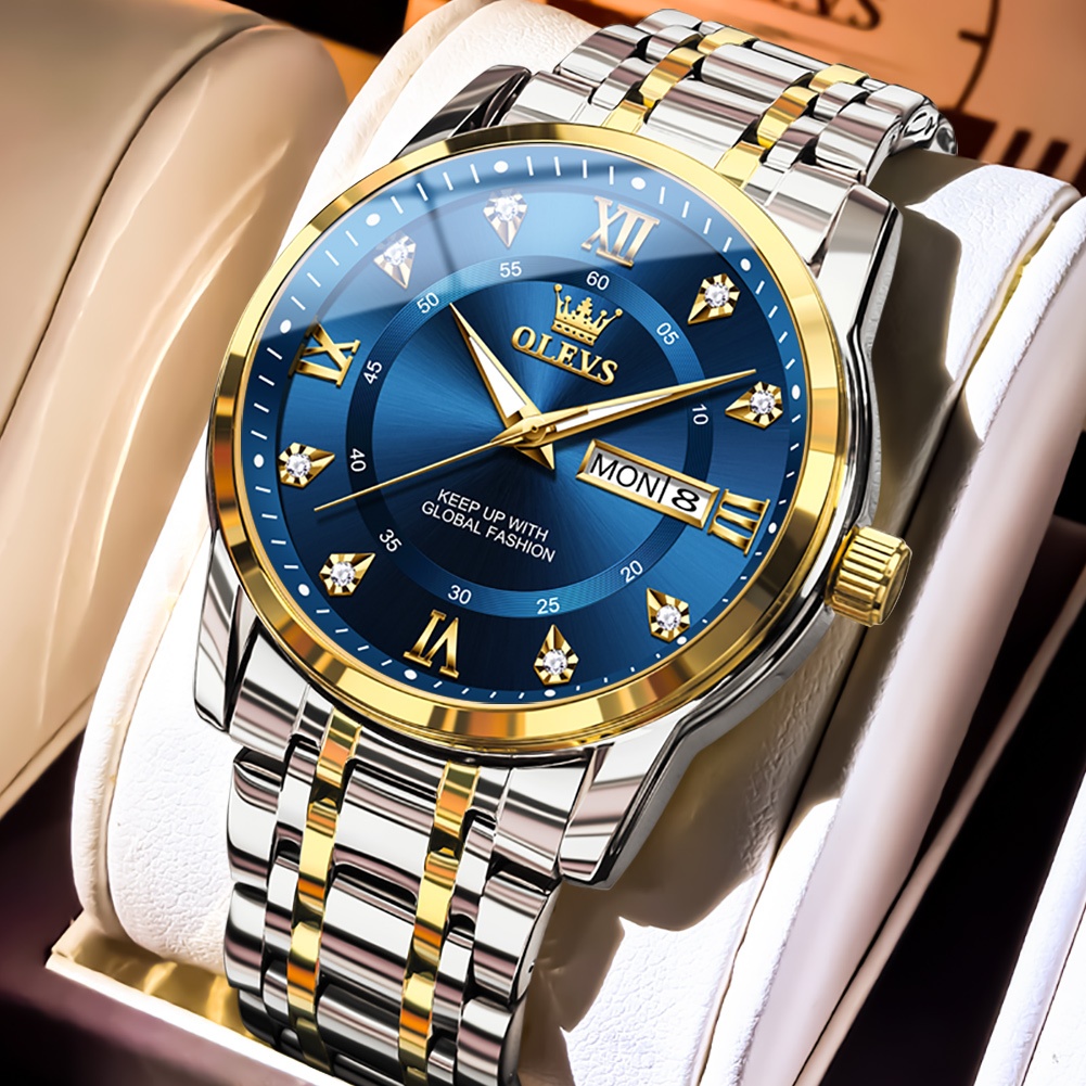 OLEVS Relógio Masculino Luminoso Brilhante A Prova D'água Dourado Luxo Orient Original De Aço Inoxidável 5513 com mostrador dourado, ponteiros e marcadores luminosos, e pulseira de aço inoxidável dourada, exibindo detalhes de alta qualidade e sofisticação em um fundo neutro.