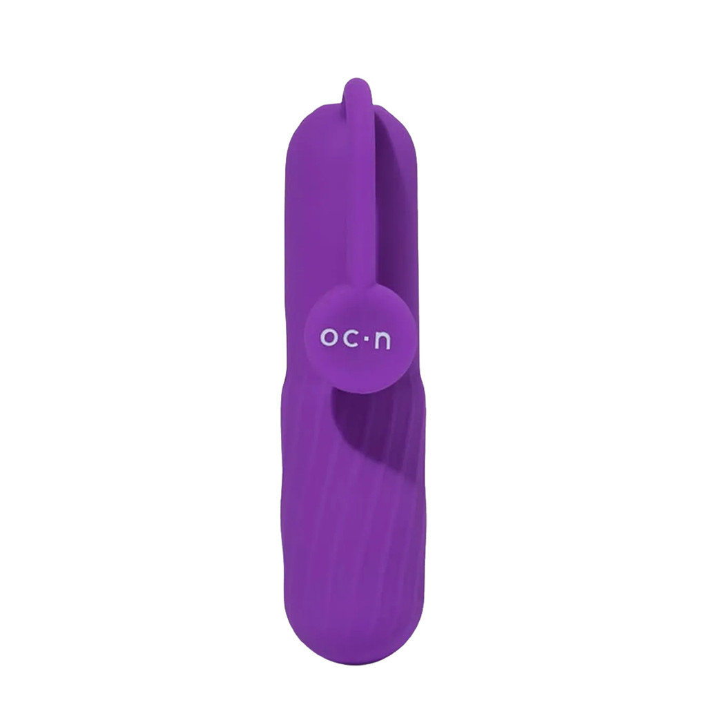 Imagem detalhada do Massageador Íntimo Océane Flutua Bullet Roxo, exibindo seu formato ergonômico, cor vibrante e material suave. O dispositivo está posicionado em um fundo neutro, destacando suas curvas e o ponto de carregamento, pronto para uso.