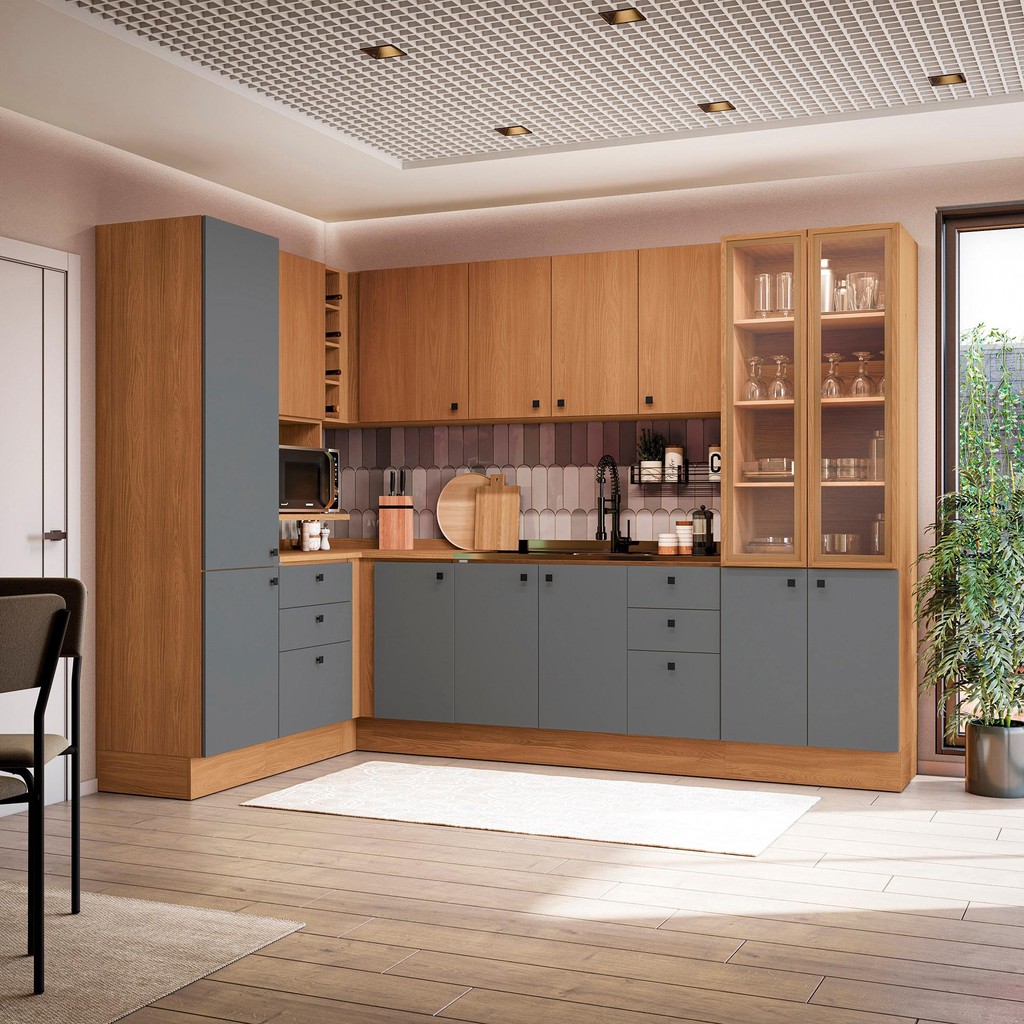 Cozinha modulada Kappesberg Pixel de 456cm, com acabamento em tons de canela e cinza sagrado, exibindo uma composição moderna com armários aéreos superiores, balcões inferiores com portas e gavetas, nichos abertos e uma torre quente para forno e micro-ondas, ideal para cozinhas espaçosas e funcionais.